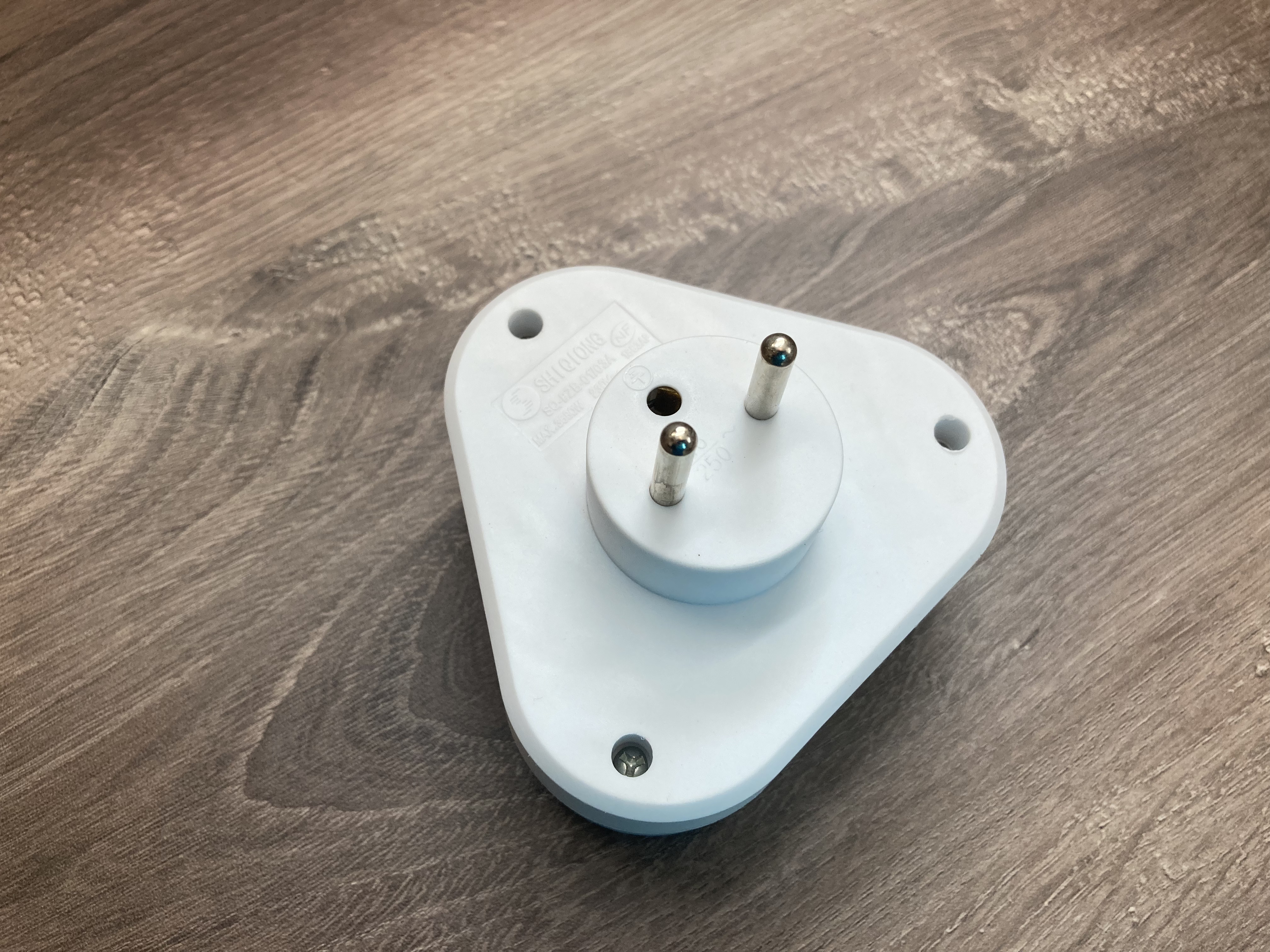 rozbočka 3x kulatá zásuvka AE-SL60104W 16A