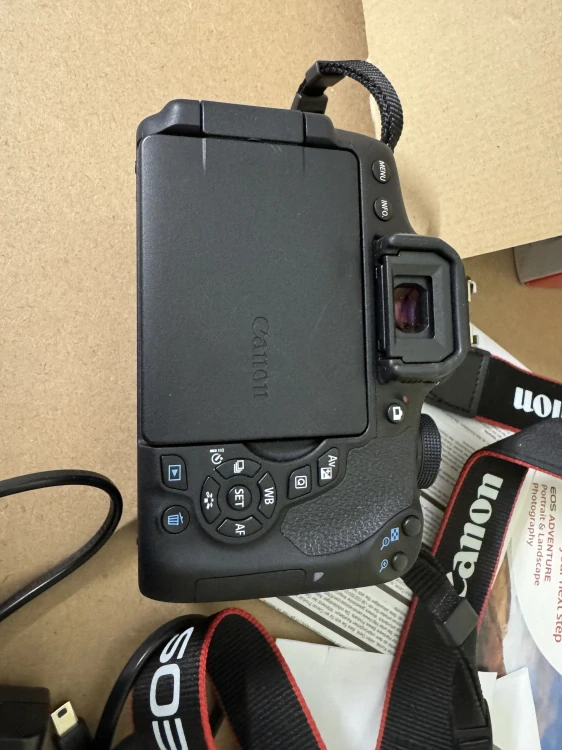 použitý fotoaparát Canon EOS 750D