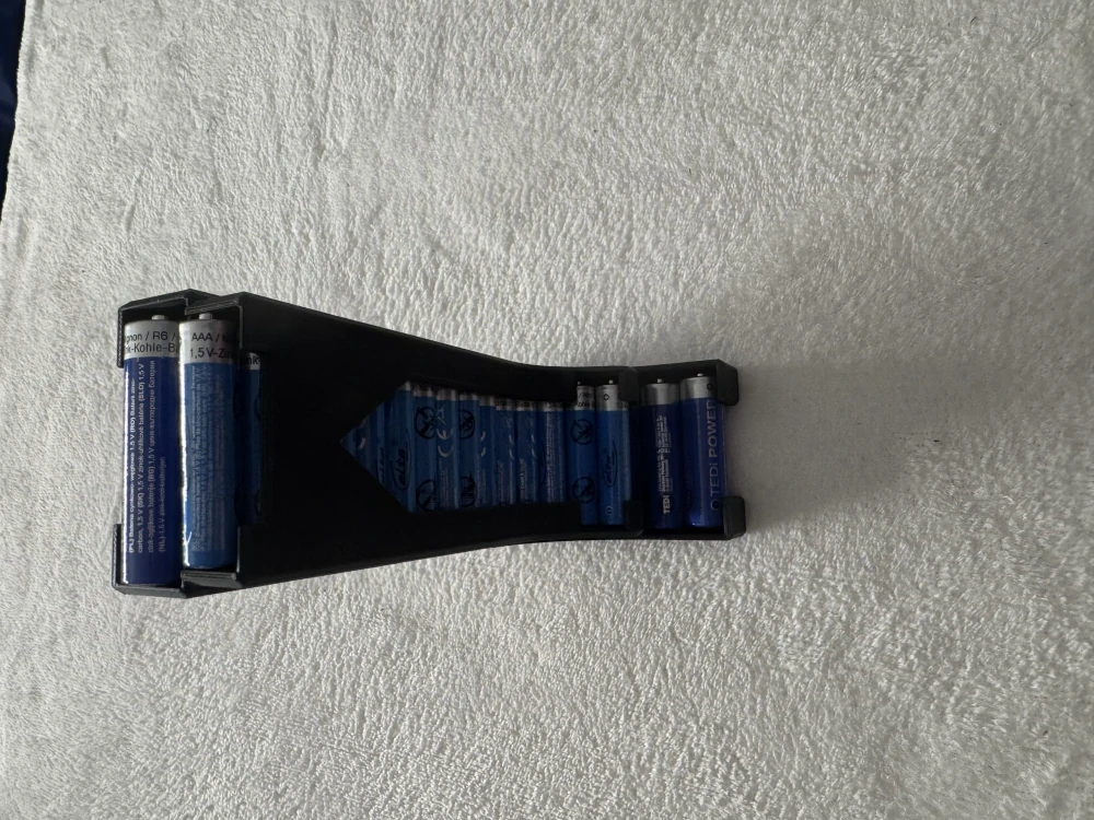 Pořadač na baterie 3D tisk černý