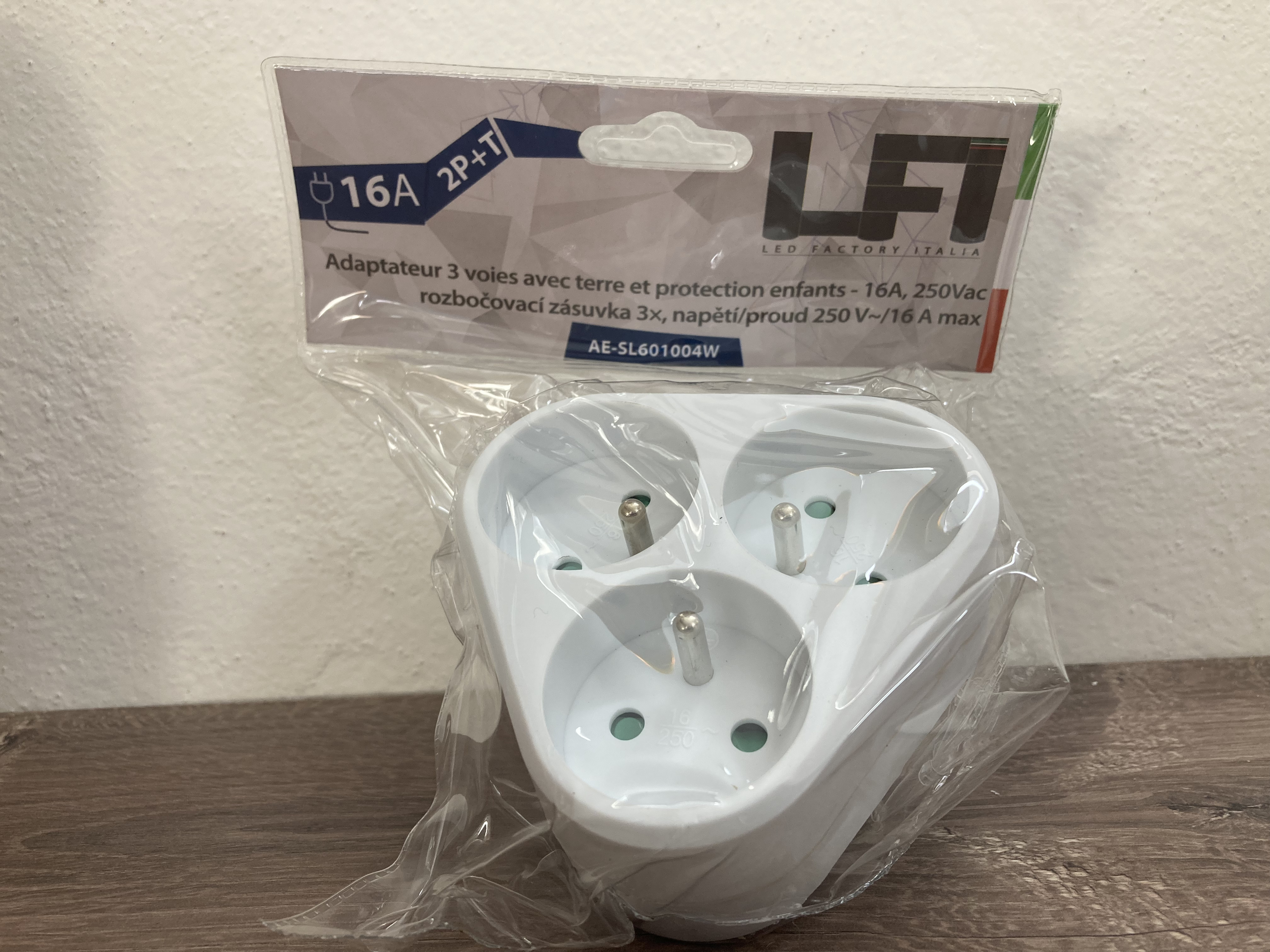 rozbočka 3x kulatá zásuvka AE-SL60104W 16A